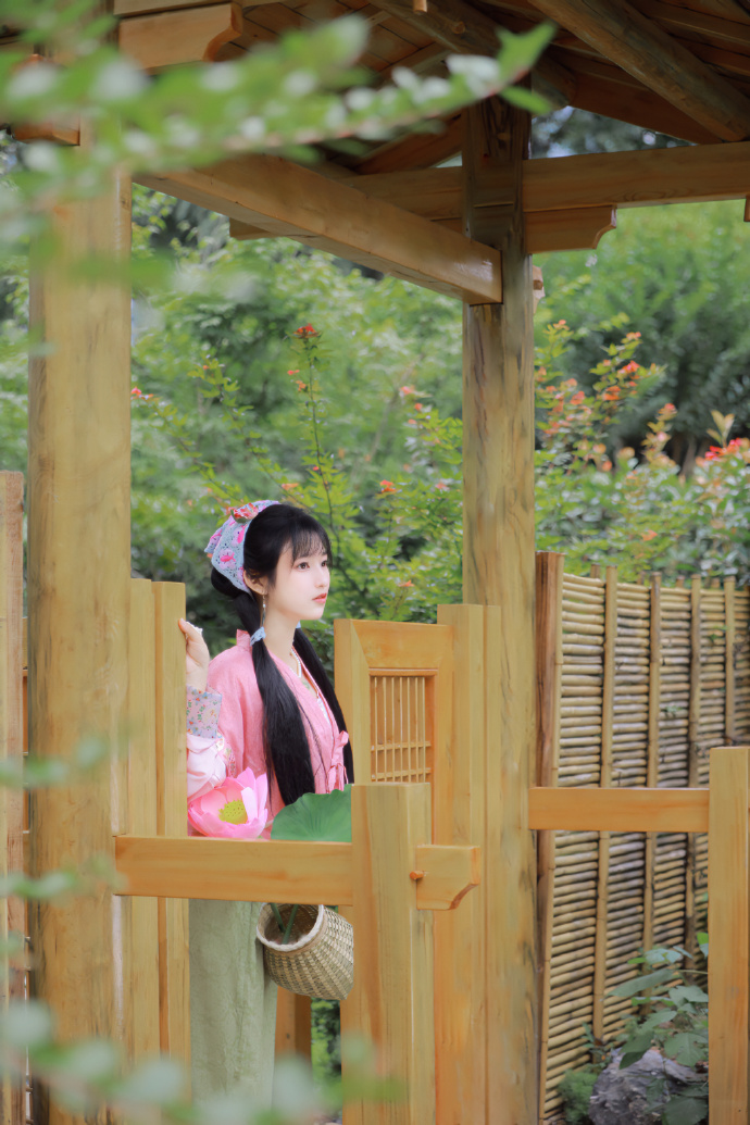 《亮剑》李云龙妻子，豪门梦碎，拼命演戏还清1.4亿巨债，现回浙江农村过踏实日子